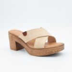 بابوج أنيق مع كعب متوسط ونقشة خشبية على النعل يناسب الإطلالات الصيفية الكاجوال والأنيقة