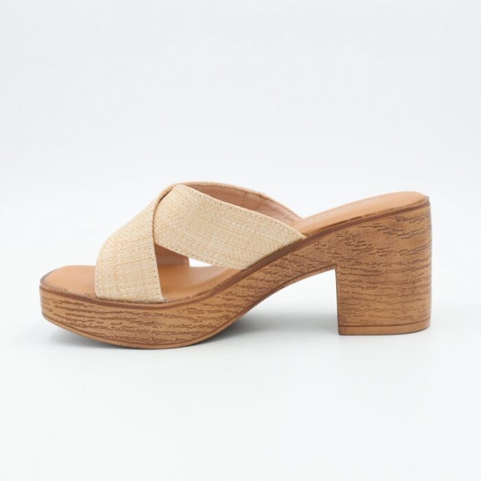 ⁦بابوج أنيق مع كعب متوسط ونقشة خشبية على النعل يناسب الإطلالات الصيفية الكاجوال والأنيقة⁩ - الصورة ⁦3⁩
