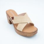 ⁦بابوج أنيق مع كعب متوسط ونقشة خشبية على النعل يناسب الإطلالات الصيفية الكاجوال والأنيقة⁩ - الصورة ⁦4⁩