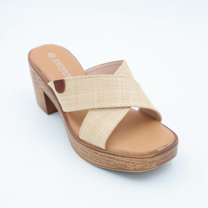 ⁦بابوج أنيق مع كعب متوسط ونقشة خشبية على النعل يناسب الإطلالات الصيفية الكاجوال والأنيقة⁩ - الصورة ⁦4⁩