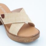 ⁦بابوج أنيق مع كعب متوسط ونقشة خشبية على النعل يناسب الإطلالات الصيفية الكاجوال والأنيقة⁩ - الصورة ⁦5⁩