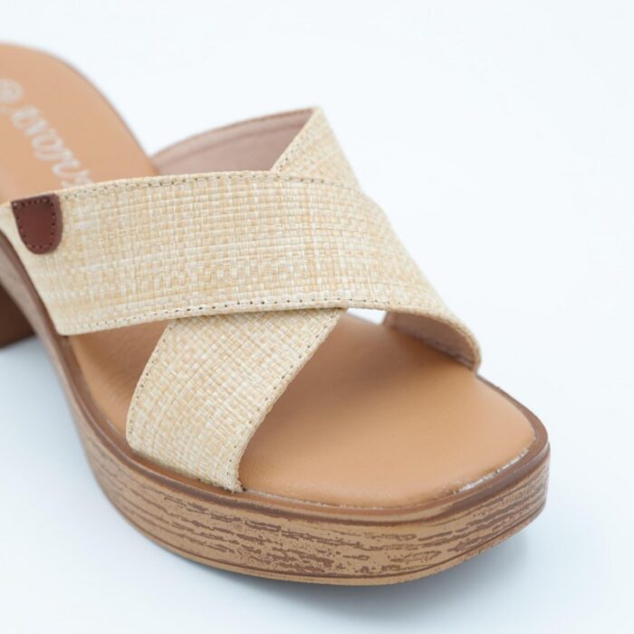 ⁦بابوج أنيق مع كعب متوسط ونقشة خشبية على النعل يناسب الإطلالات الصيفية الكاجوال والأنيقة⁩ - الصورة ⁦5⁩