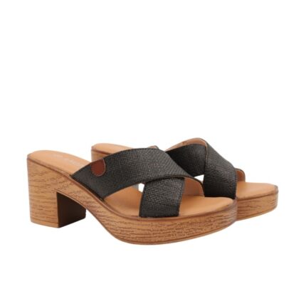 بابوج أنيق مع كعب متوسط ونقشة خشبية على النعل يناسب الإطلالات الصيفية الكاجوال والأنيقة