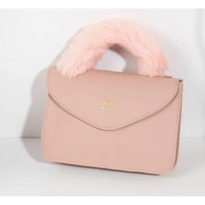 ⁦شنطة صغيرة للصبايا والاطفال من الفرو الصناعي الناعم بمقبض يد علوي وسلسة كتف ذهبية -  تصميم أنيق ولطيف - ارتفاع 15 سم وعرض 21 سم - لون زهري⁩ - الصورة ⁦1⁩