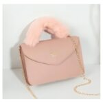 ⁦شنطة صغيرة للصبايا والاطفال من الفرو الصناعي الناعم بمقبض يد علوي وسلسة كتف ذهبية -  تصميم أنيق ولطيف - ارتفاع 15 سم وعرض 21 سم - لون زهري⁩ - الصورة ⁦2⁩