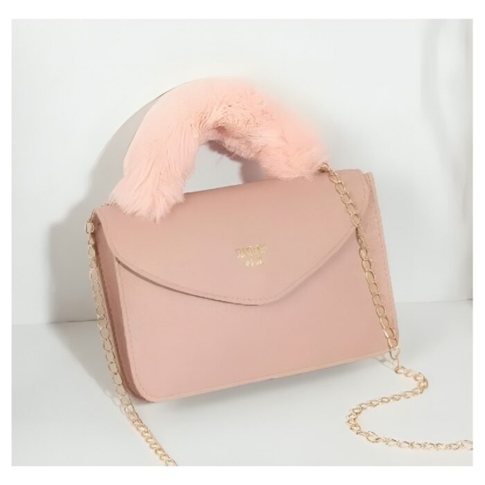 ⁦شنطة صغيرة للصبايا والاطفال من الفرو الصناعي الناعم بمقبض يد علوي وسلسة كتف ذهبية -  تصميم أنيق ولطيف - ارتفاع 15 سم وعرض 21 سم - لون زهري⁩ - الصورة ⁦2⁩