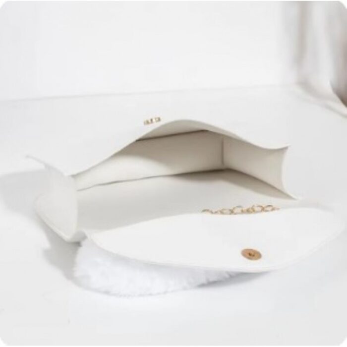 ⁦شنطة صغيرة للصبايا  والاطفال  انيقة من الفرو الصناعي الناعم بمقبض يد علوي وسلسة كتف ذهبية -  تصميم أنيق ولطيف - ارتفاع 15 سم وعرض 21 سم - لون أبيض⁩ - الصورة ⁦2⁩