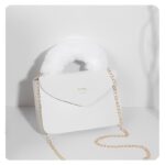 ⁦شنطة صغيرة للصبايا  والاطفال  انيقة من الفرو الصناعي الناعم بمقبض يد علوي وسلسة كتف ذهبية -  تصميم أنيق ولطيف - ارتفاع 15 سم وعرض 21 سم - لون أبيض⁩ - الصورة ⁦4⁩