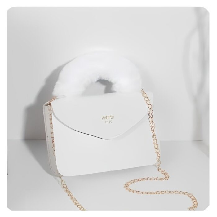 ⁦شنطة صغيرة للصبايا  والاطفال  انيقة من الفرو الصناعي الناعم بمقبض يد علوي وسلسة كتف ذهبية -  تصميم أنيق ولطيف - ارتفاع 15 سم وعرض 21 سم - لون أبيض⁩ - الصورة ⁦4⁩