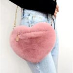 ⁦شنطة كتف أنيقة للصبايا على شكل قلب مع سحاب وسلسة باللون الذهبي ارتفاع 20 سم وعرض 25 سم لون زهري⁩ - الصورة ⁦2⁩