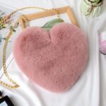 ⁦شنطة كتف أنيقة للصبايا على شكل قلب مع سحاب وسلسة باللون الذهبي ارتفاع 20 سم وعرض 25 سم لون زهري⁩ - الصورة ⁦4⁩