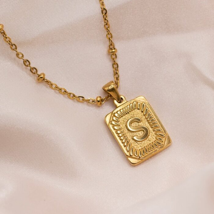 ⁦قلادة مربعة فخمة للنساء حرف S - مطلية بالذهب ومصنوعة من الستانلس ستيل المقاوم للصدأ⁩ - الصورة ⁦4⁩
