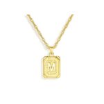 ⁦قلادة مربعة فخمة للنساء حرف M - مطلية بالذهب ومصنوعة من الستانلس ستيل المقاوم للصدأ⁩ - الصورة ⁦4⁩