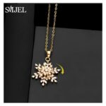 قلادة على شكل وردة/ نُدفة الثلج- تدور مع حركة الهواء- مصنوعة من الزركون اللامع -  لون ذهبي - ماركة SMJEL