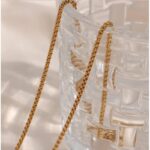 ⁦قلادة مربعة فخمة للنساء مطلية بالذهب من الستانلس ستيل المقاوم للصدأ  - حرف A⁩ - الصورة ⁦2⁩