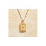 ⁦قلادة مربعة فخمة للنساء مطلية بالذهب من الستانلس ستيل المقاوم للصدأ  - حرف A⁩ - الصورة ⁦3⁩