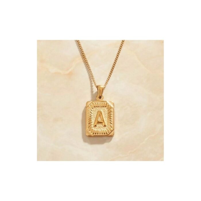 ⁦قلادة مربعة فخمة للنساء مطلية بالذهب من الستانلس ستيل المقاوم للصدأ  - حرف A⁩ - الصورة ⁦3⁩