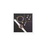 ⁦بكج 4 قطع مكوّن من ساعة نسائية فاخرة مع سنسال وحلق وإسوارة - مصنوعة من اللؤلؤ وحجر الراين الأنيق - لون أبيض⁩ - الصورة ⁦3⁩