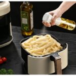 ⁦قنينة مطرة بخاخ زيت خفيفة الوزن مصنوعة من البلاستيك القوي آمنة غذائيا للتحكم في كمية الزيت في الطعام حجم كبير 500 مللي لون أسود/ أبيض⁩ - الصورة ⁦2⁩