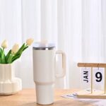 كوب ستانليس ستيل مع مقبض ومصاصة لون كريمي سعة 1 لتر