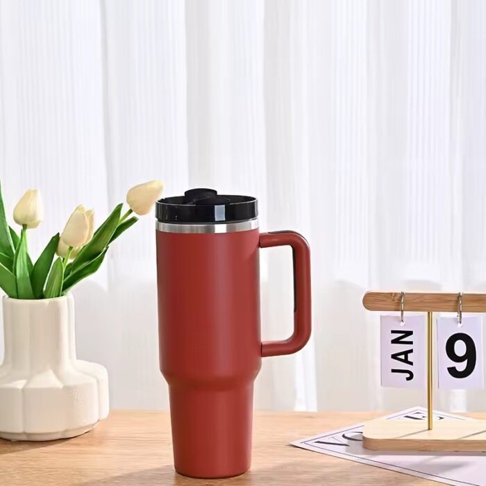 103382764_68335b5abb215 كوب ستانليس ستيل مع مقبض ومصاصة لون كرميدي سعة 1 لتر - الصورة 1