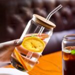 ⁦كاسة زجاج مع غطاء خشب ومصاصة⁩ - الصورة ⁦2⁩