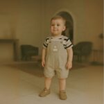 طقم أفرهول للأطفال لون أسود وبيج