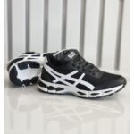 ⁦حذاء رياضي للرجال لون أسود ونعل أبيض⁩ - الصورة ⁦3⁩