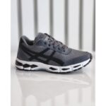 حذاء رياضي للرجال لون رمادي ونعل أبيض