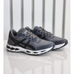 ⁦حذاء رياضي للرجال لون رمادي ونعل أبيض⁩ - الصورة ⁦2⁩