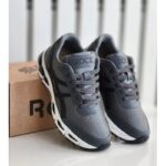 ⁦حذاء رياضي للرجال لون رمادي ونعل أبيض⁩ - الصورة ⁦3⁩