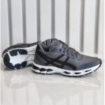 ⁦حذاء رياضي للرجال لون رمادي ونعل أبيض⁩ - الصورة ⁦4⁩