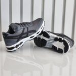 ⁦حذاء رياضي للرجال لون رمادي ونعل أبيض⁩ - الصورة ⁦5⁩