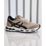 ⁦حذاء رياضي للرجال لون بيج ونعل أبيض⁩ - الصورة ⁦4⁩