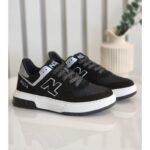 حذاء رياضي للرجال لون أسود ونعل أبيض