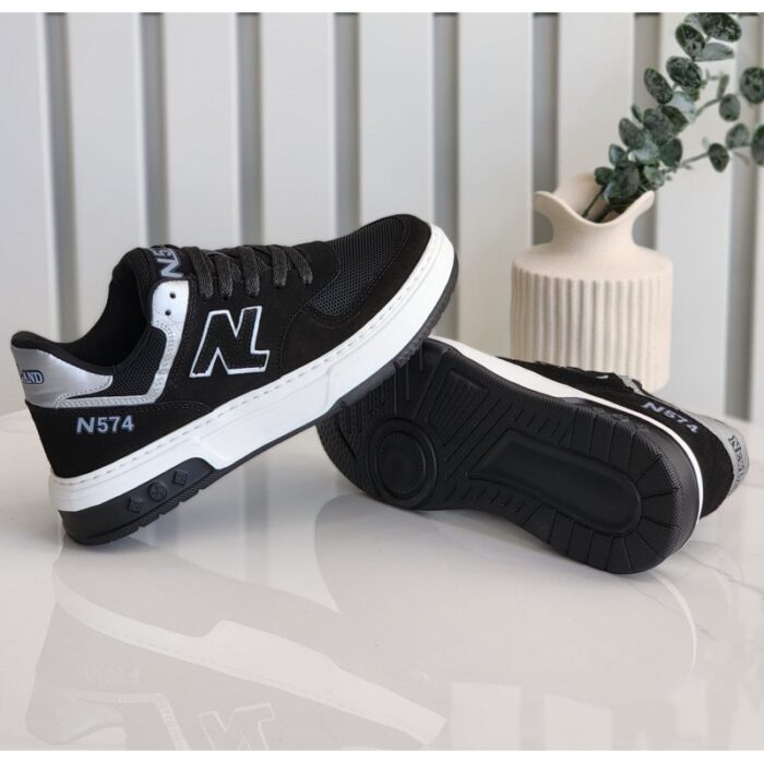 ⁦حذاء رياضي للرجال لون أسود ونعل أبيض⁩ - الصورة ⁦2⁩