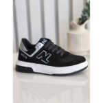 ⁦حذاء رياضي للرجال لون أسود ونعل أبيض⁩ - الصورة ⁦3⁩