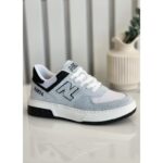 ⁦حذاء رياضي للرجال لون رمادي فاتح ونعل أبيض⁩ - الصورة ⁦2⁩