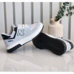 ⁦حذاء رياضي للرجال لون رمادي فاتح ونعل أبيض⁩ - الصورة ⁦3⁩