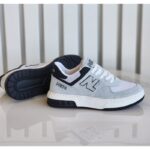 ⁦حذاء رياضي للرجال لون رمادي فاتح ونعل أبيض⁩ - الصورة ⁦4⁩