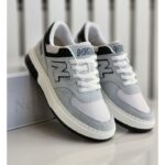 ⁦حذاء رياضي للرجال لون رمادي فاتح ونعل أبيض⁩ - الصورة ⁦5⁩