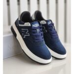 ⁦حذاء رياضي للرجال لون كحلي ونعل أبيض⁩ - الصورة ⁦3⁩