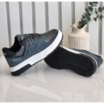 ⁦حذاء رياضي للرجال لون رمادي غامق ونعل أبيض⁩ - الصورة ⁦2⁩