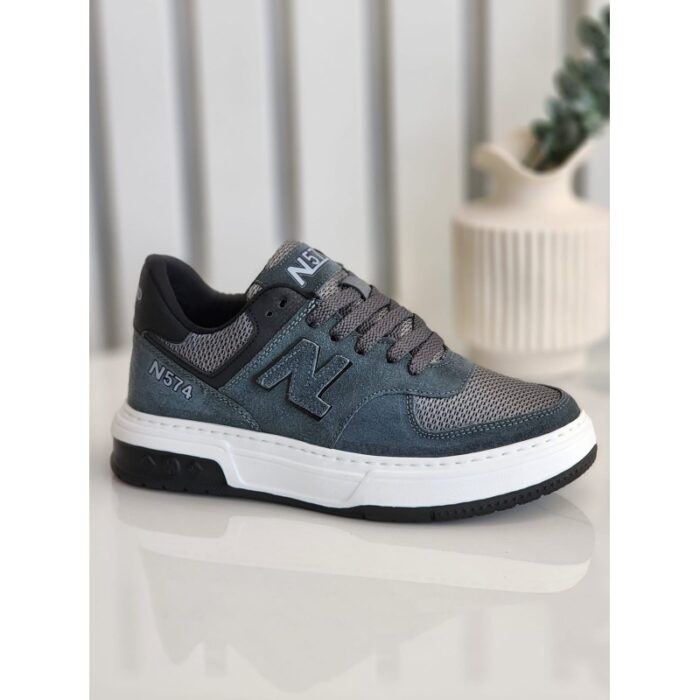 ⁦حذاء رياضي للرجال لون رمادي غامق ونعل أبيض⁩ - الصورة ⁦3⁩