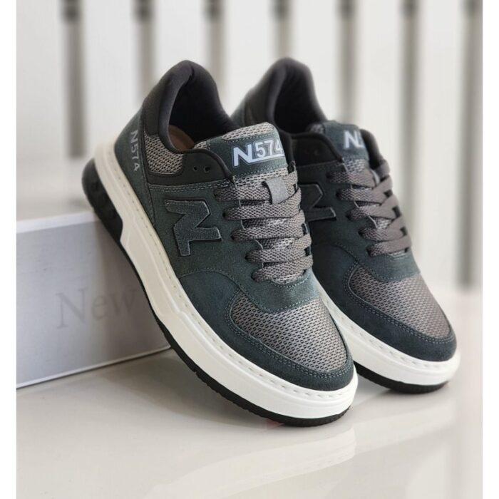 ⁦حذاء رياضي للرجال لون رمادي غامق ونعل أبيض⁩ - الصورة ⁦4⁩