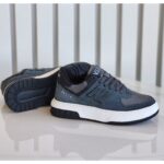 ⁦حذاء رياضي للرجال لون رمادي غامق ونعل أبيض⁩ - الصورة ⁦5⁩