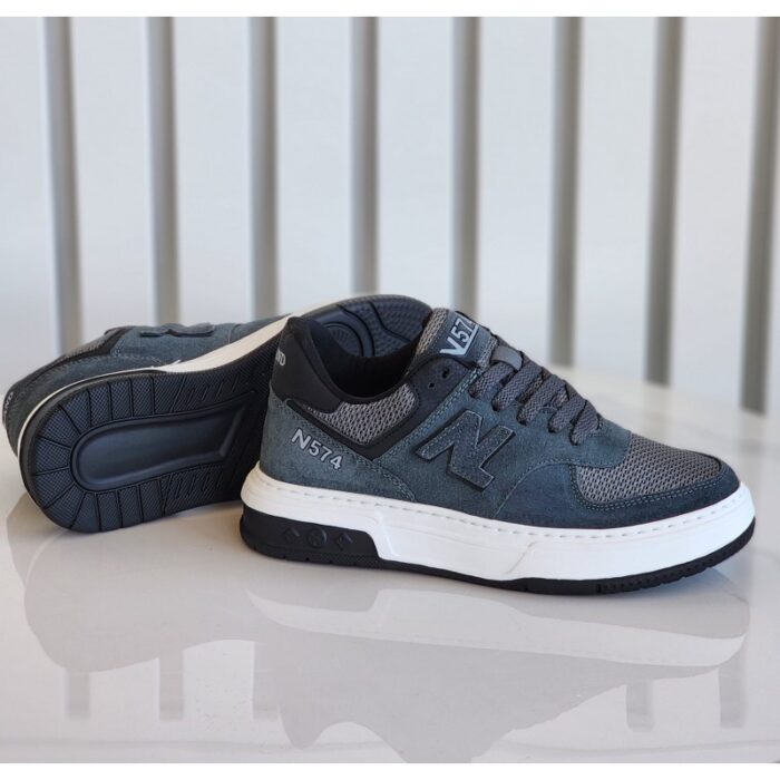 ⁦حذاء رياضي للرجال لون رمادي غامق ونعل أبيض⁩ - الصورة ⁦5⁩