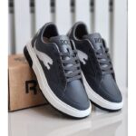 حذاء رياضي للرجال لون رمادي