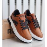 حذاء رياضي للرجال لون عسلي