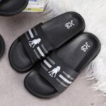 شبشب رجالي لون أسود مخطط أبيض وسكني